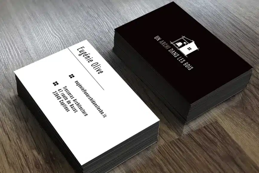 Carte com un archi dans les bois